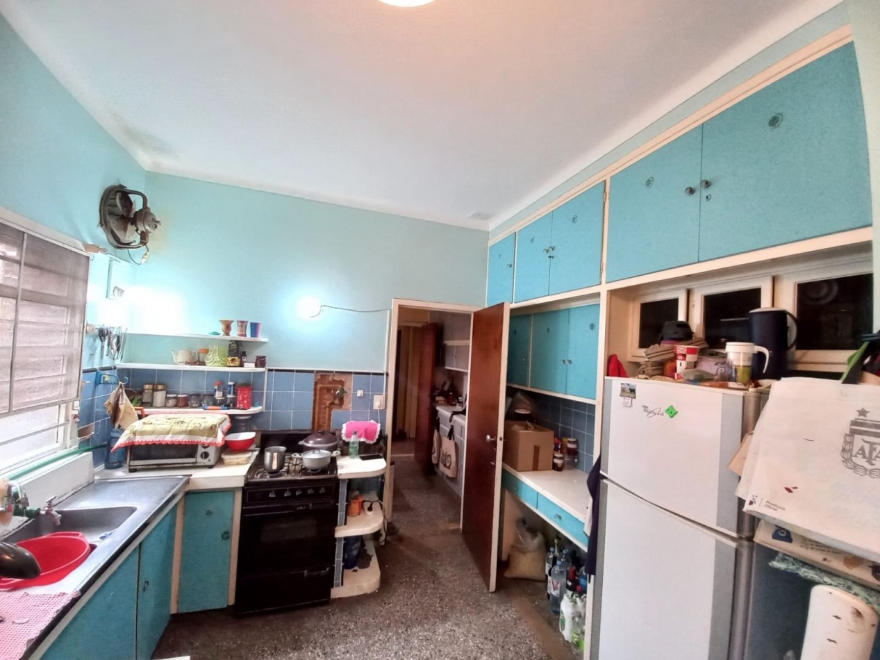 CASA 6 AMB + DEPEND S/GRAN LOTE EN ZONA RESIDENCIAL. INMEJORABLE UBICACION