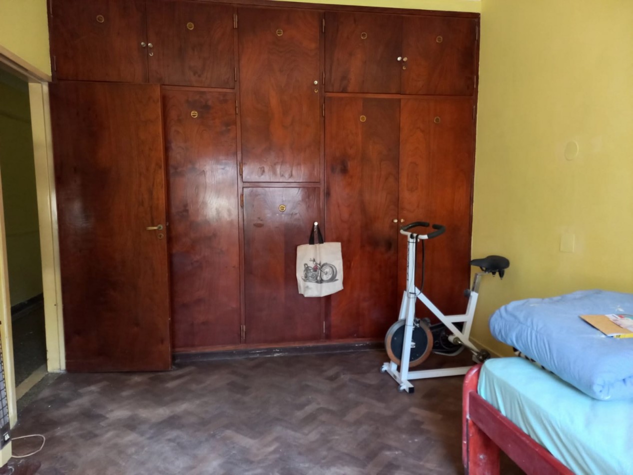 CASA 6 AMB + DEPEND S/GRAN LOTE EN ZONA RESIDENCIAL. INMEJORABLE UBICACION
