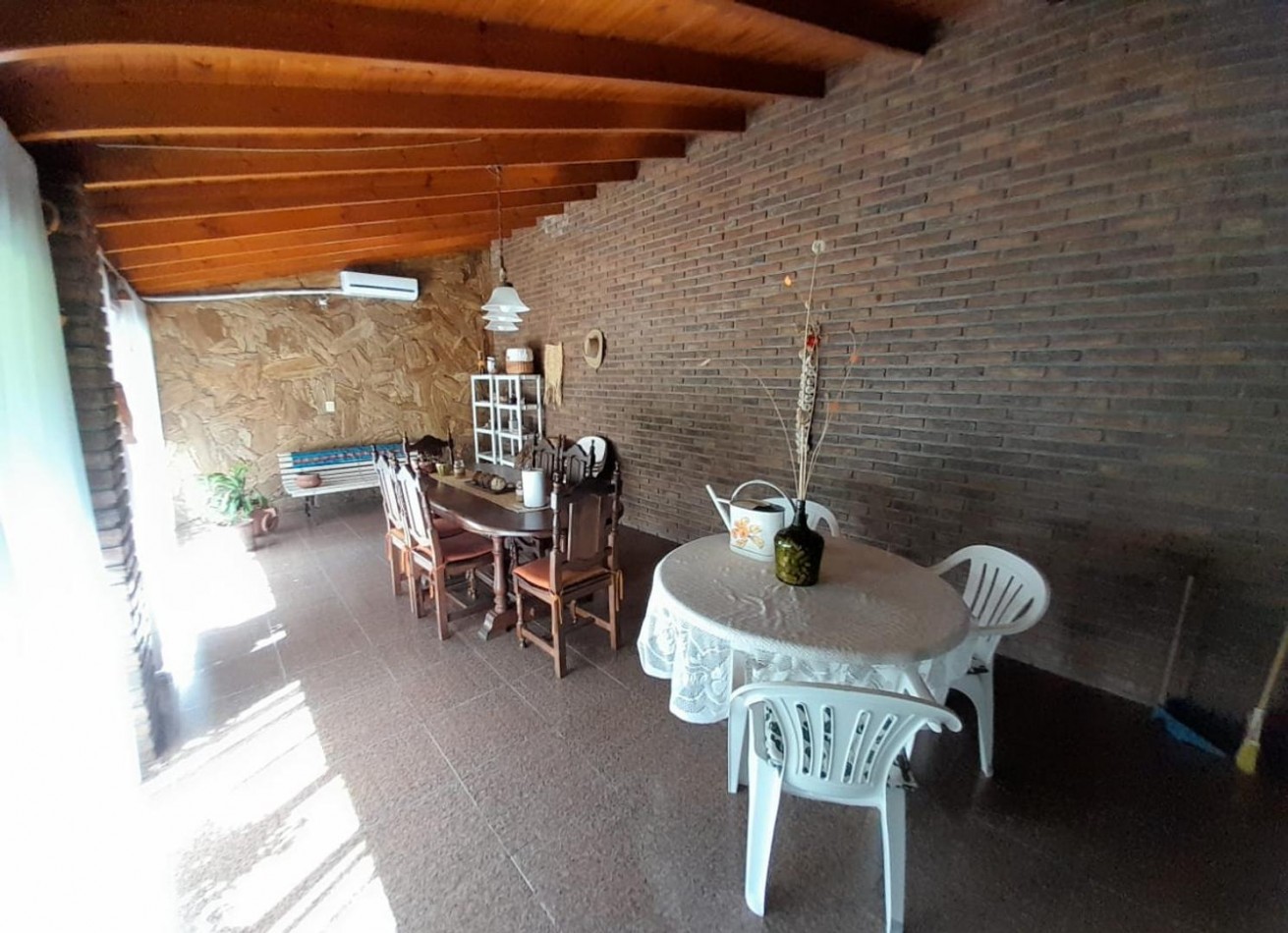 Chalet 7 amb en 3 plantas s/lote de 258m2. Impecable estado.