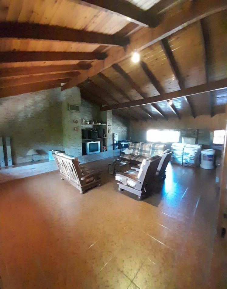 Chalet 7 amb en 3 plantas s/lote de 258m2. Impecable estado.