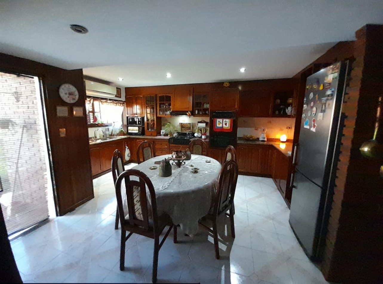 Chalet 7 amb en 3 plantas s/lote de 258m2. Impecable estado.