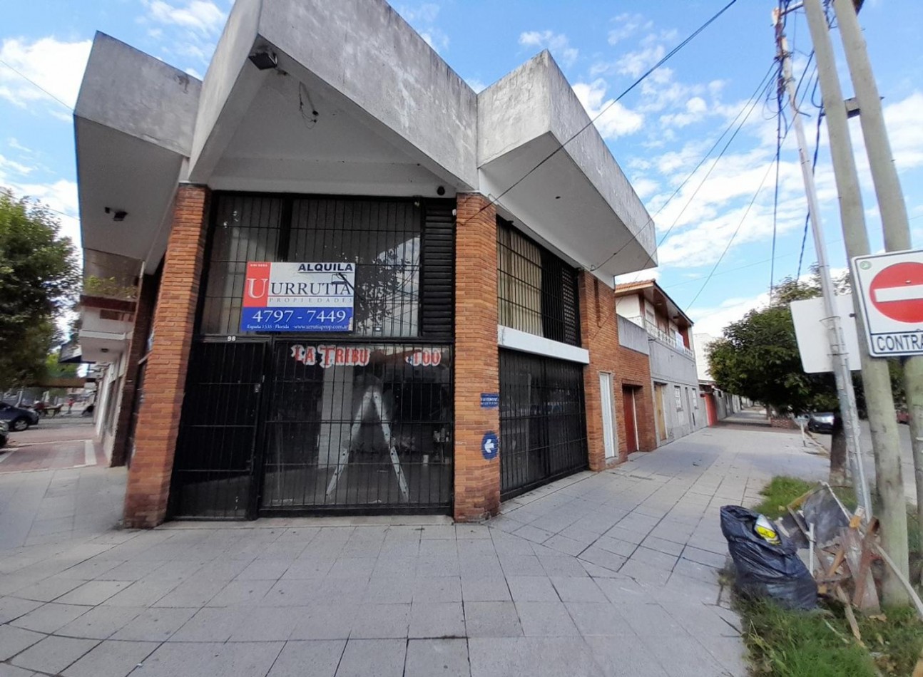 Consultorio/Oficina/Local en esquina 2 plantas + espacio aereo. POSIBILIDADES DE AMPLIACION!