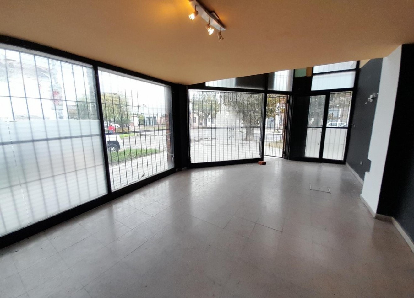 Consultorio/Oficina/Local en esquina 2 plantas + espacio aereo. POSIBILIDADES DE AMPLIACION!