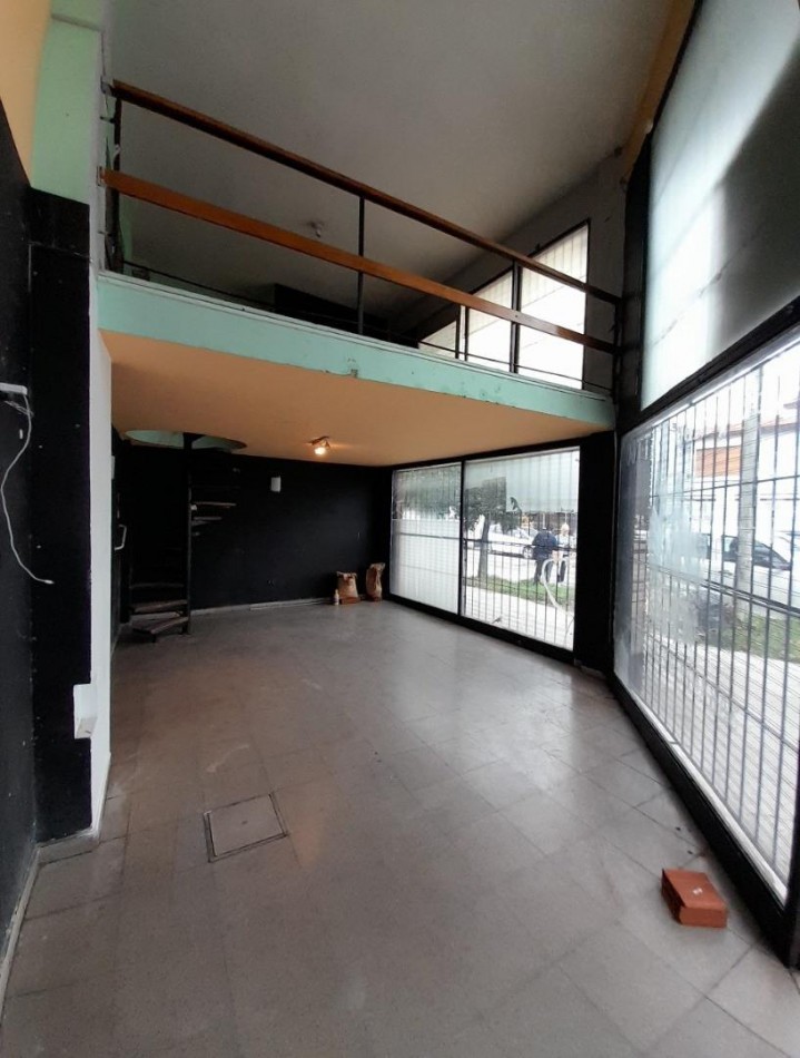 Consultorio/Oficina/Local en esquina 2 plantas + espacio aereo. POSIBILIDADES DE AMPLIACION!