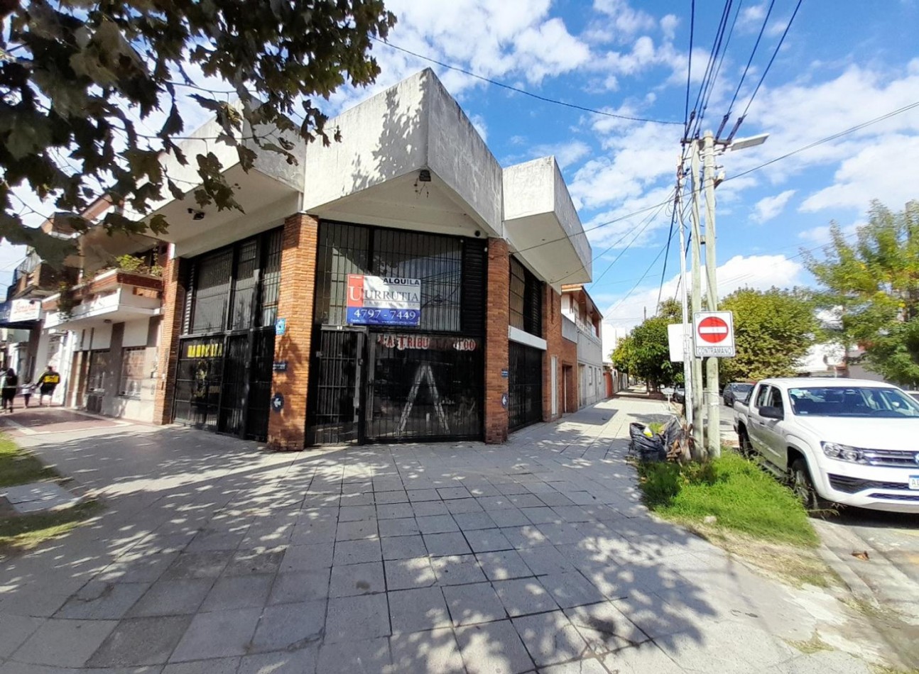 Consultorio/Oficina/Local en esquina 2 plantas + espacio aereo. POSIBILIDADES DE AMPLIACION!