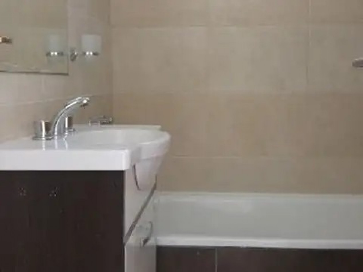 DEPARTAMENTO DE 2 AMB CON BALCON Y COCHERA. IMPECABLE ESTADO.