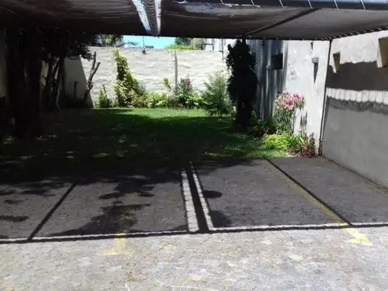 DEPARTAMENTO DE 2 AMB CON BALCON Y COCHERA. IMPECABLE ESTADO.