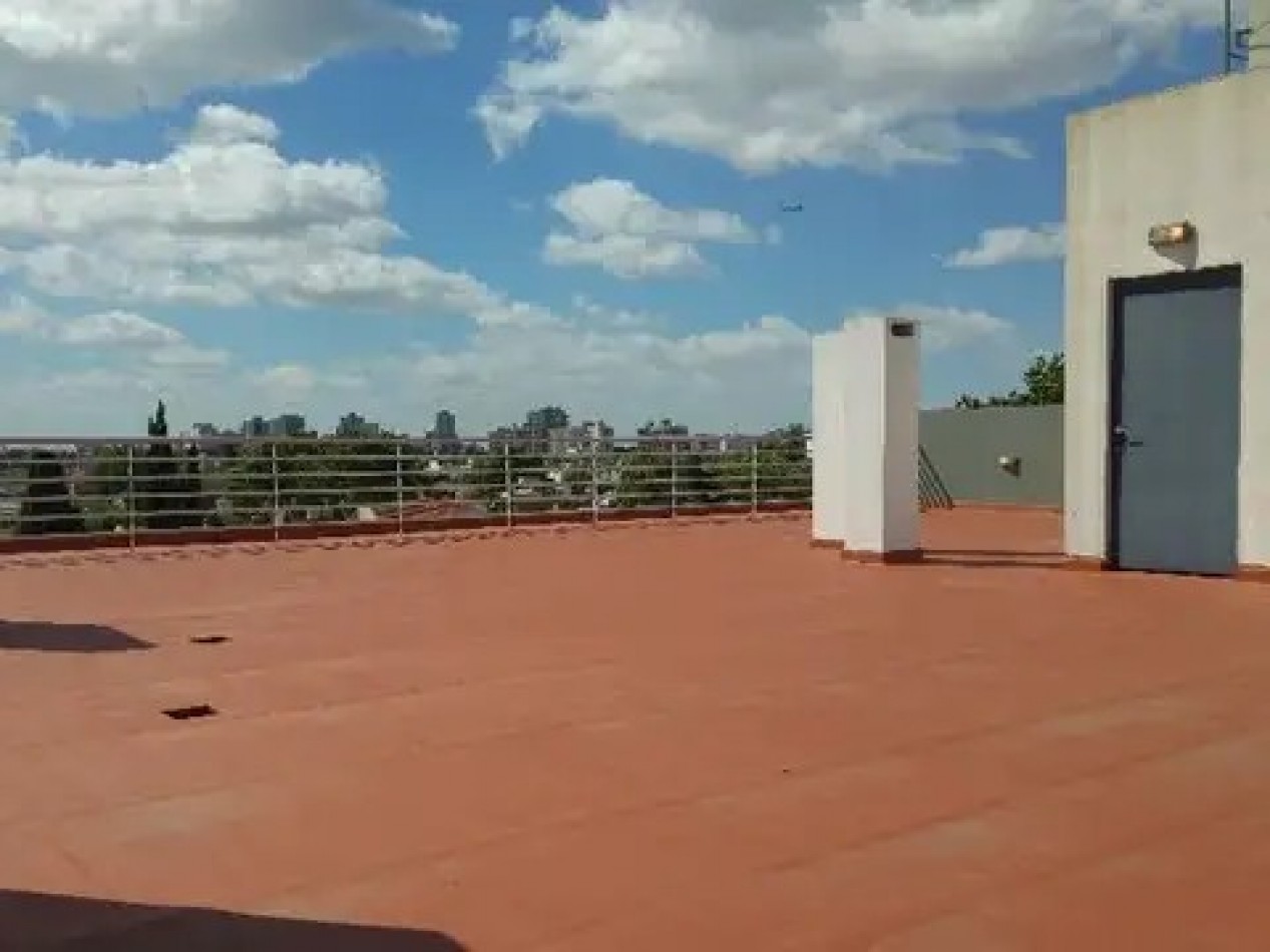 DEPARTAMENTO DE 2 AMB CON BALCON Y COCHERA. IMPECABLE ESTADO.