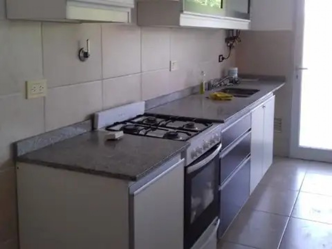 DEPARTAMENTO DE 2 AMB CON BALCON Y COCHERA. IMPECABLE ESTADO.