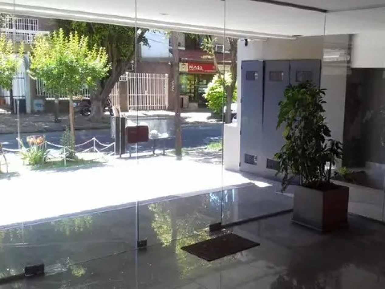 DEPARTAMENTO DE 2 AMB CON BALCON Y COCHERA. IMPECABLE ESTADO.