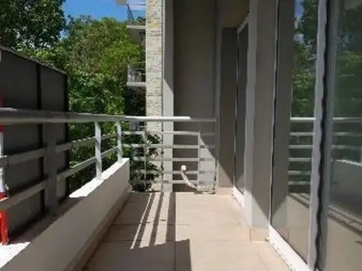 DEPARTAMENTO DE 2 AMB CON BALCON Y COCHERA. IMPECABLE ESTADO.