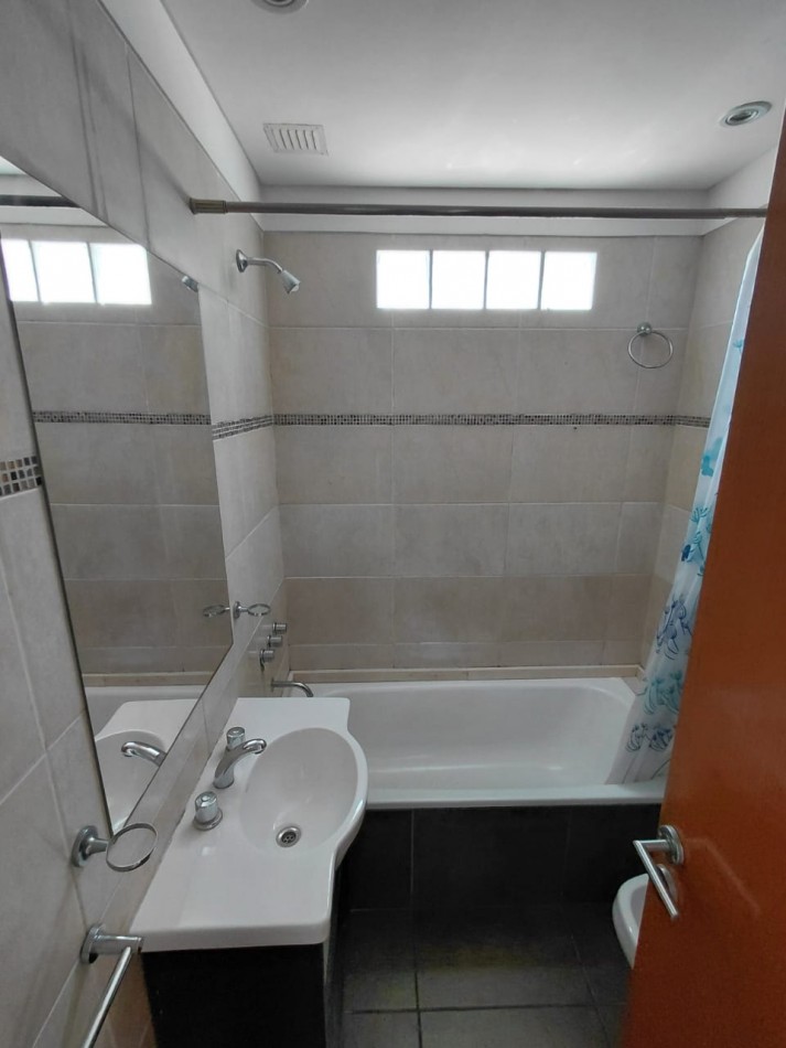 DEPARTAMENTO DE 2 AMB CON BALCON Y COCHERA. IMPECABLE ESTADO.