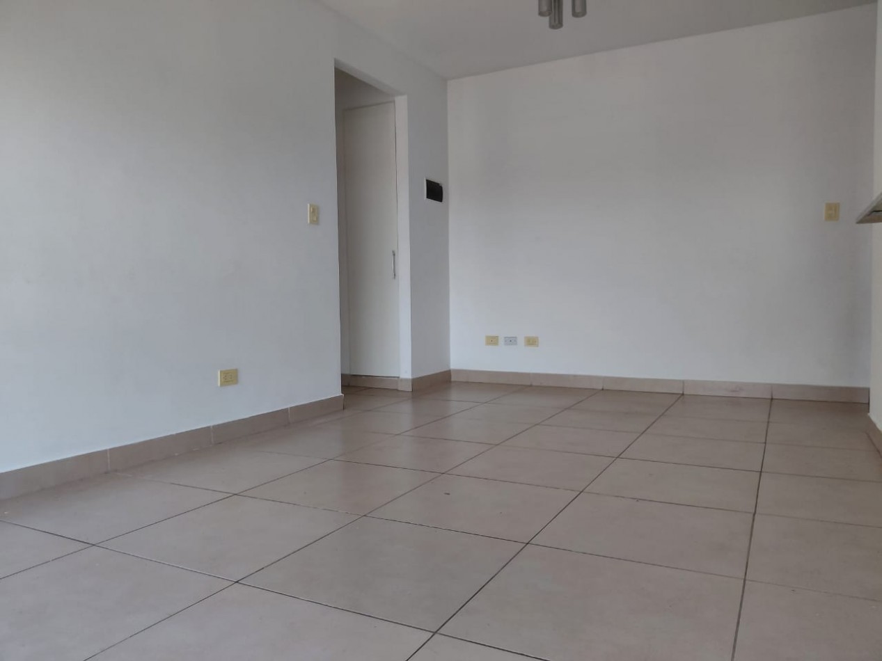DEPARTAMENTO DE 2 AMB CON BALCON Y COCHERA. IMPECABLE ESTADO.
