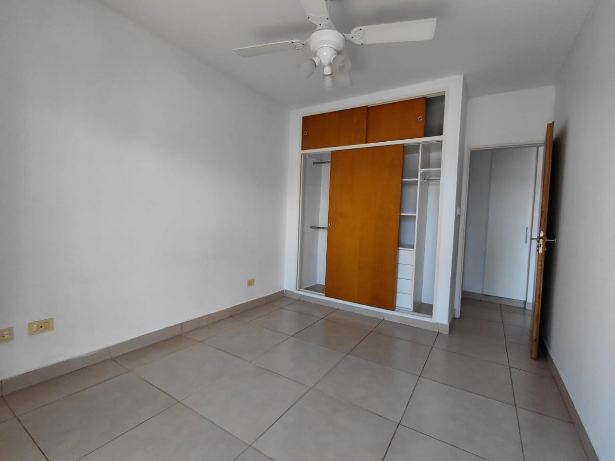 DEPARTAMENTO DE 2 AMB CON BALCON Y COCHERA. IMPECABLE ESTADO.