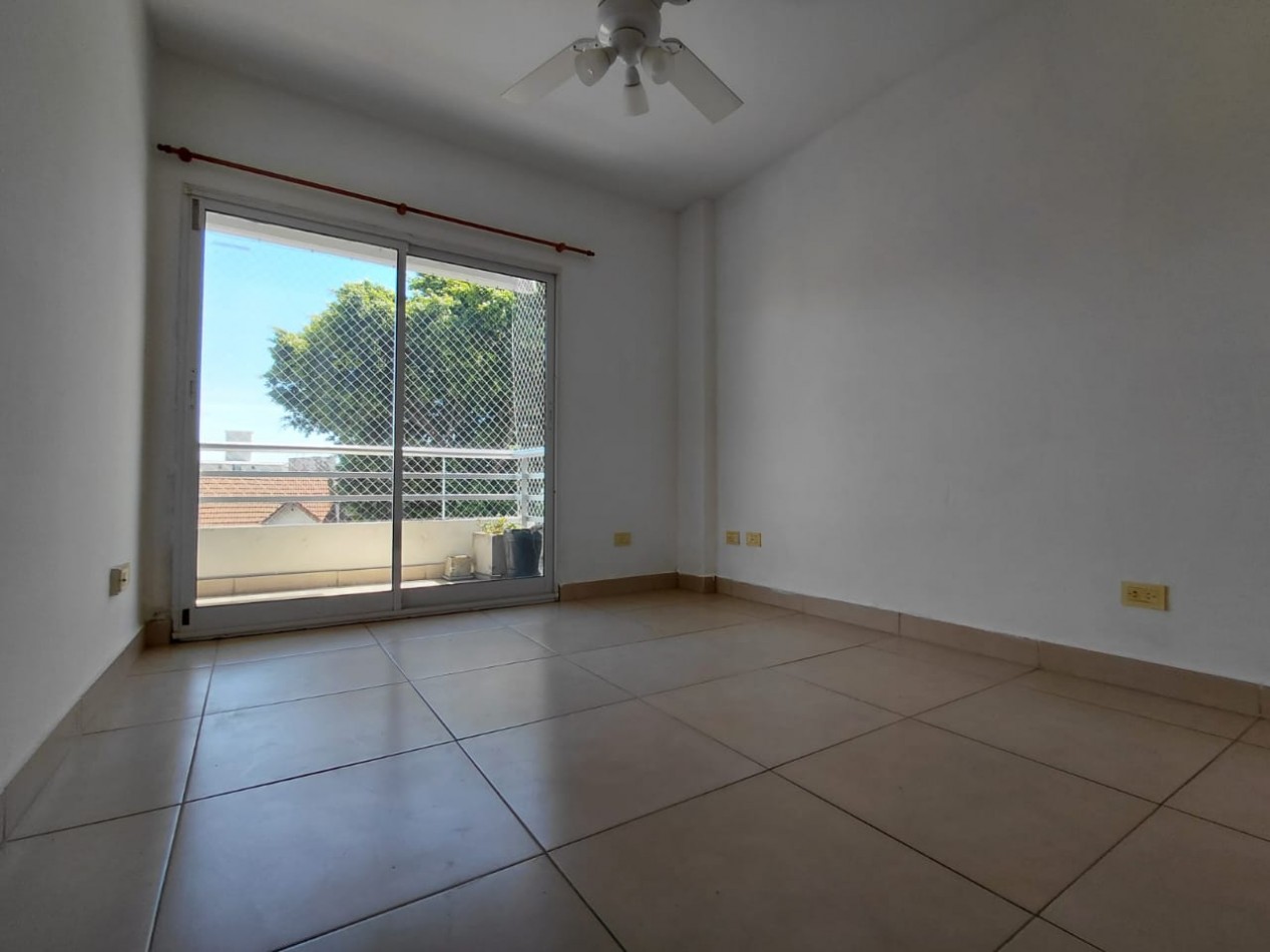 DEPARTAMENTO DE 2 AMB CON BALCON Y COCHERA. IMPECABLE ESTADO.