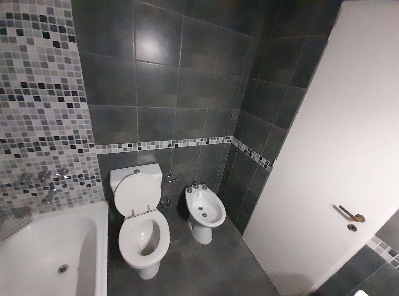 DEPTO 3 AMB AL FRENTE CON BALCON Y COCHERA. INMEJORABLE UBICACION.