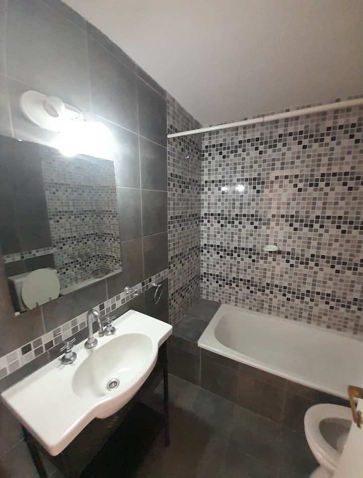 DEPTO 3 AMB AL FRENTE CON BALCON Y COCHERA. INMEJORABLE UBICACION.