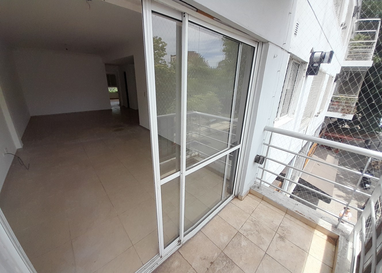 DEPTO 3 AMB AL FRENTE CON BALCON Y COCHERA. INMEJORABLE UBICACION.