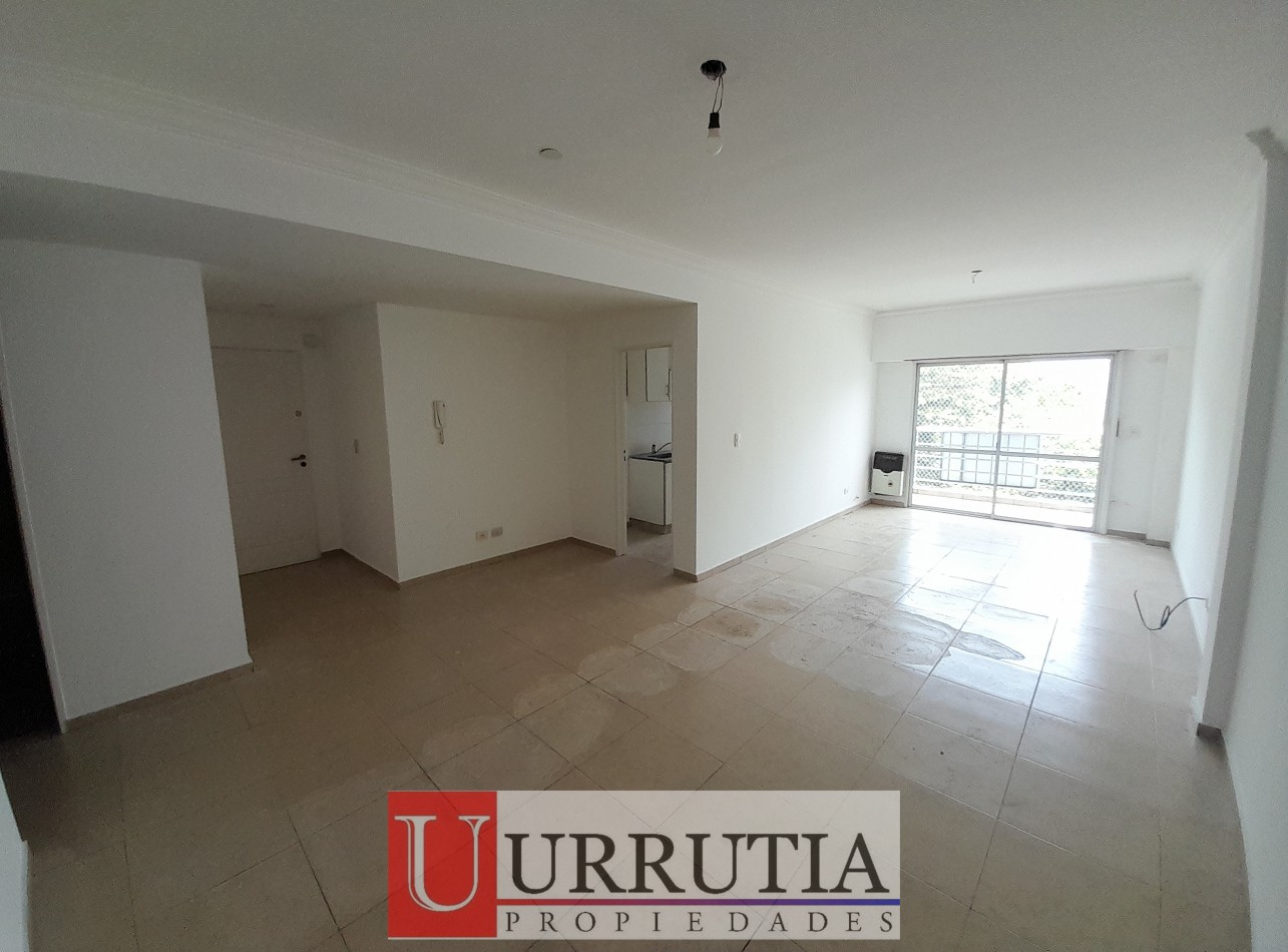 DEPTO 3 AMB AL FRENTE CON BALCON Y COCHERA. INMEJORABLE UBICACION.