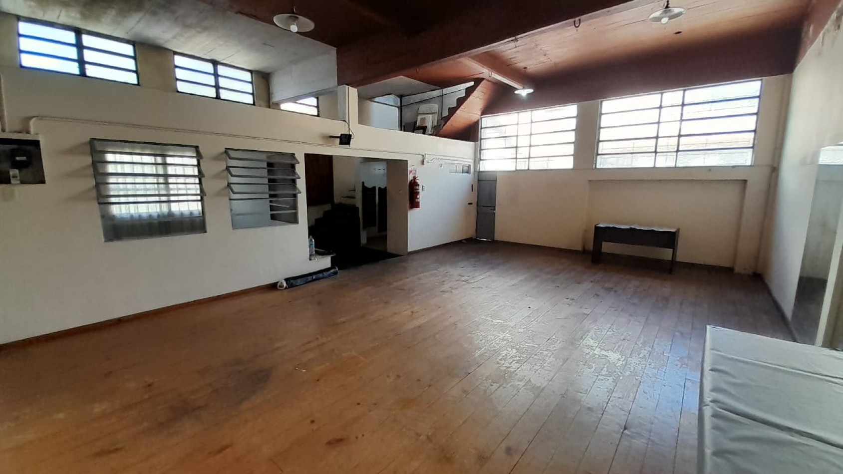 Oficina / Galpon / Deposito al fondo en alquiler