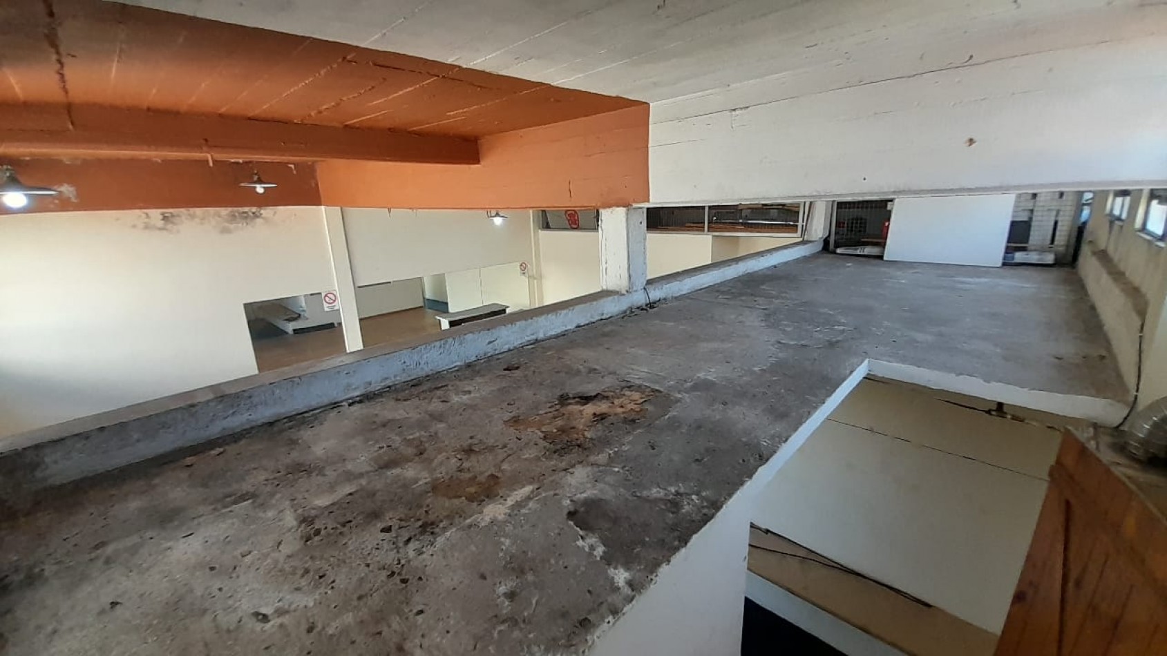 Oficina / Galpon / Deposito al fondo en alquiler