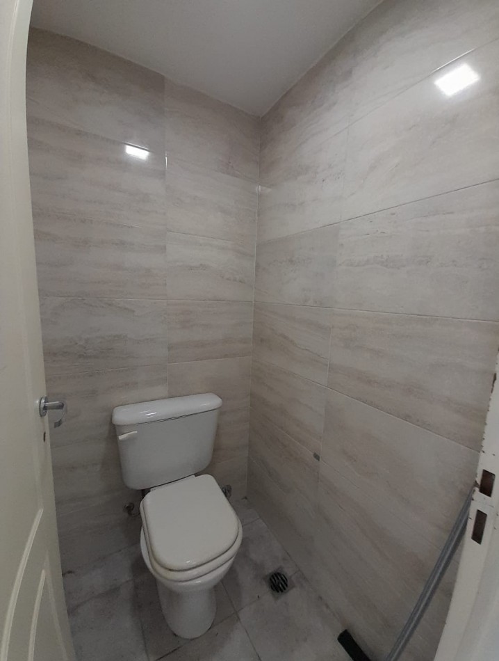 EXCELENTE CONSULTORIO/LOCAL COMERCIAL/OFICINA SOBRE CALLE IMPORTANTE EN CENTRO COMERCIAL!!!!!