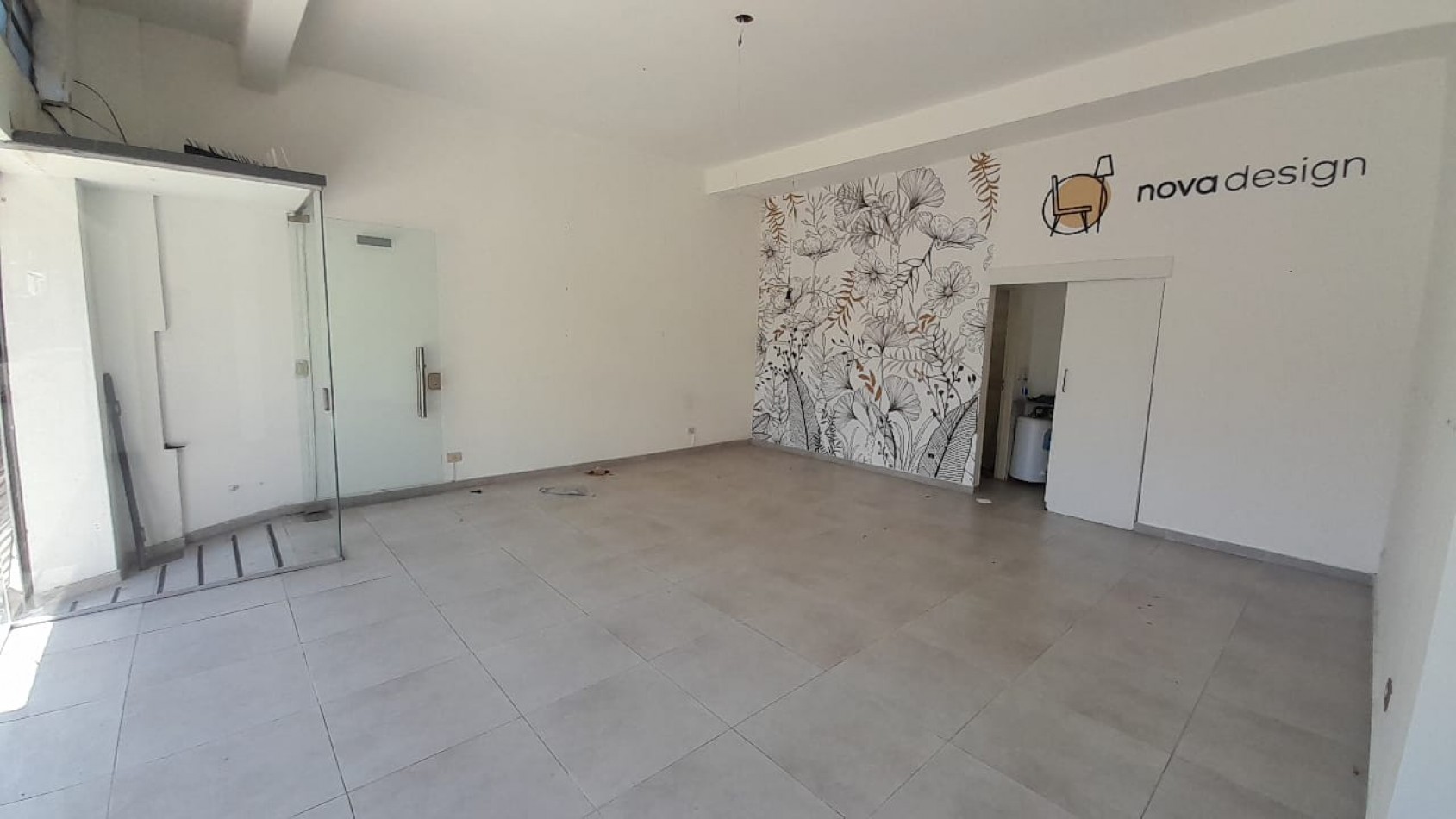 EXCELENTE CONSULTORIO/LOCAL COMERCIAL/OFICINA SOBRE CALLE IMPORTANTE EN CENTRO COMERCIAL!!!!!