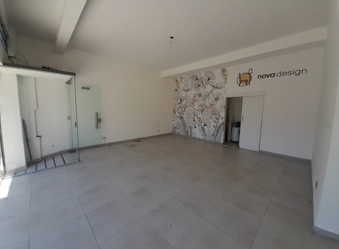 EXCELENTE CONSULTORIO/LOCAL COMERCIAL/OFICINA SOBRE CALLE IMPORTANTE EN CENTRO COMERCIAL!!!!!