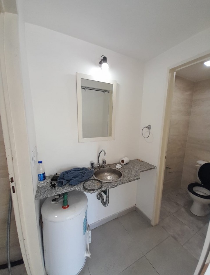 EXCELENTE CONSULTORIO/LOCAL COMERCIAL/OFICINA SOBRE CALLE IMPORTANTE EN CENTRO COMERCIAL!!!!!