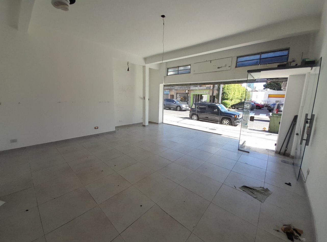 EXCELENTE CONSULTORIO/LOCAL COMERCIAL/OFICINA SOBRE CALLE IMPORTANTE EN CENTRO COMERCIAL!!!!!