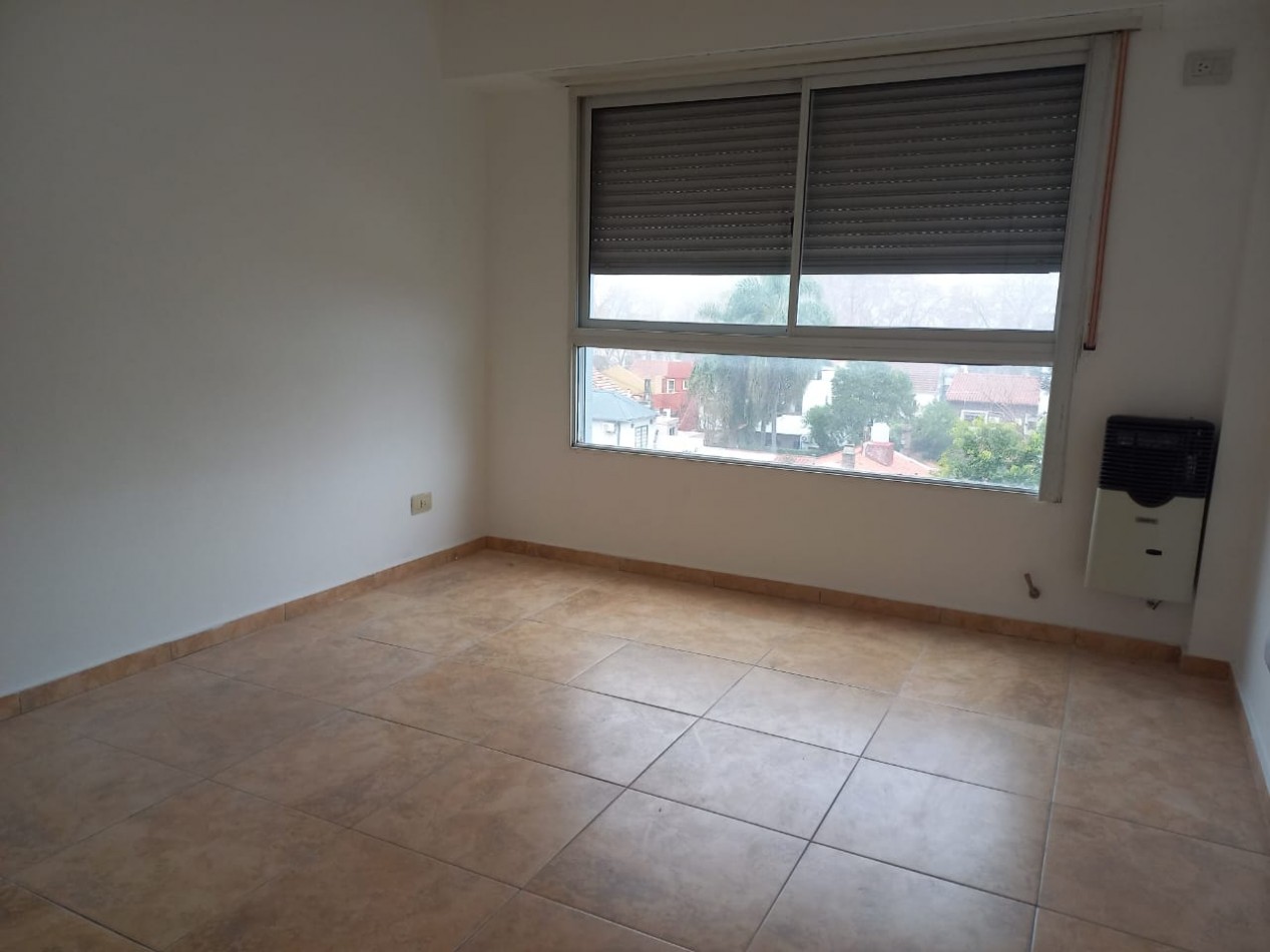 EXCELENTE DPTO 3/4 AMBIENTES CON COCHERA. PATIO/TERRAZA, ZONA COMERCIAL Y ESTACION!!!