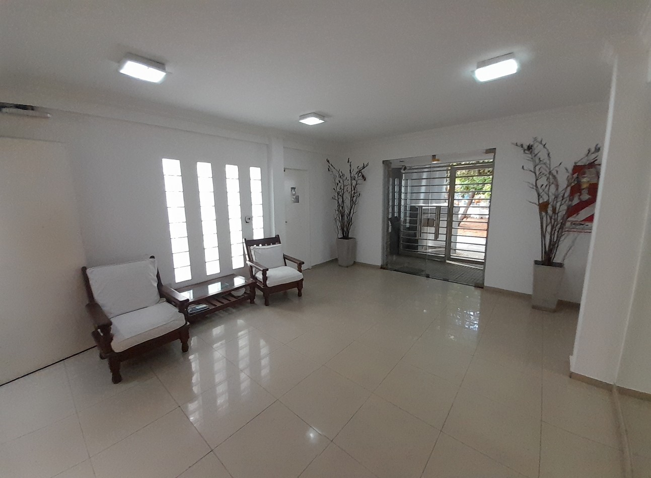 EXCELENTE DPTO 3/4 AMBIENTES CON COCHERA. PATIO/TERRAZA, ZONA COMERCIAL Y ESTACION!!!