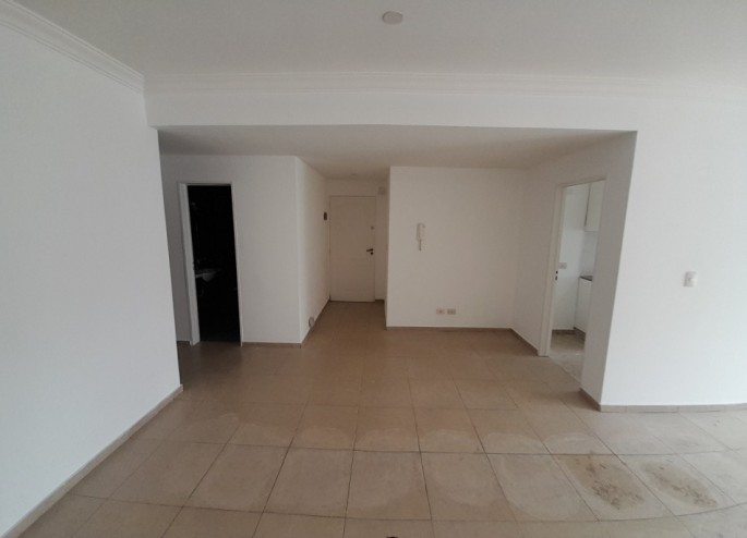 DEPTO 3 AMB AL FRENTE CON BALCON Y COCHERA. INMEJORABLE UBICACION.