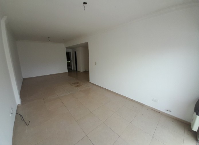 DEPTO 3 AMB AL FRENTE CON BALCON Y COCHERA. INMEJORABLE UBICACION.