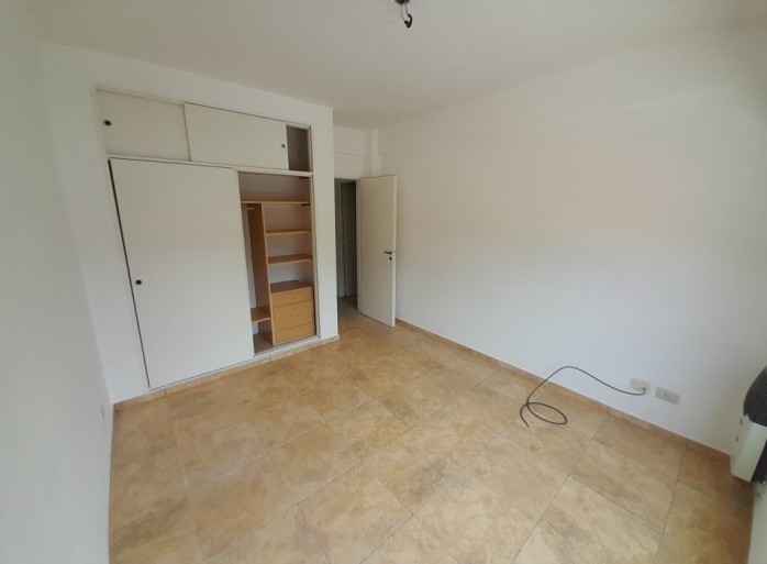 DEPTO 3 AMB AL FRENTE CON BALCON Y COCHERA. INMEJORABLE UBICACION.