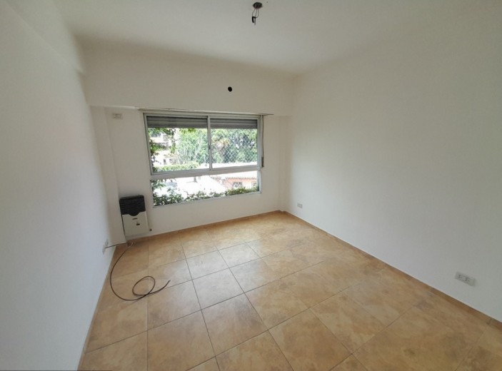 DEPTO 3 AMB AL FRENTE CON BALCON Y COCHERA. INMEJORABLE UBICACION.