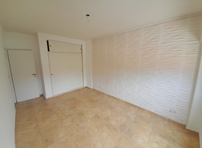 DEPTO 3 AMB AL FRENTE CON BALCON Y COCHERA. INMEJORABLE UBICACION.