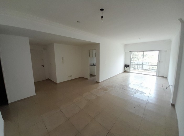 DEPTO 3 AMB AL FRENTE CON BALCON Y COCHERA. INMEJORABLE UBICACION.