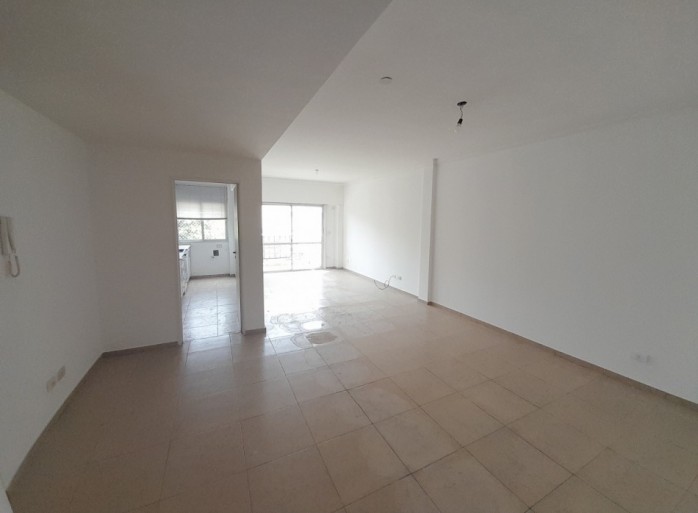 DEPTO 3 AMB AL FRENTE CON BALCON Y COCHERA. INMEJORABLE UBICACION.