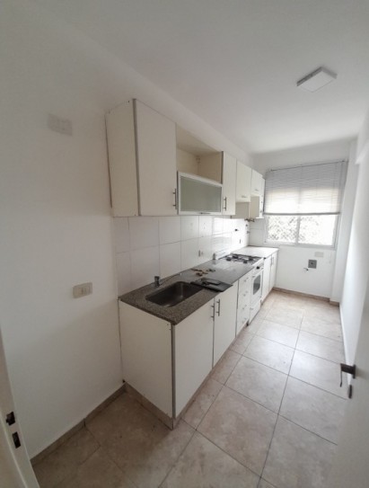 DEPTO 3 AMB AL FRENTE CON BALCON Y COCHERA. INMEJORABLE UBICACION.