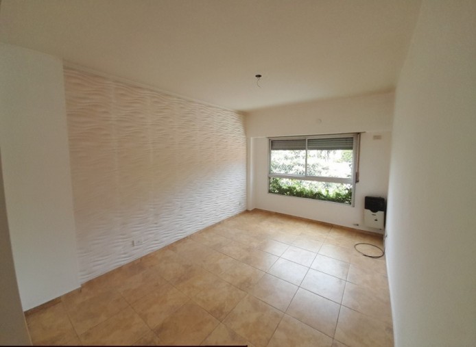 DEPTO 3 AMB AL FRENTE CON BALCON Y COCHERA. INMEJORABLE UBICACION.