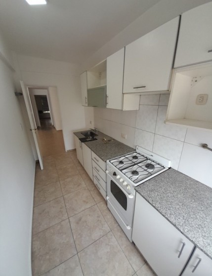 DEPTO 3 AMB AL FRENTE CON BALCON Y COCHERA. INMEJORABLE UBICACION.