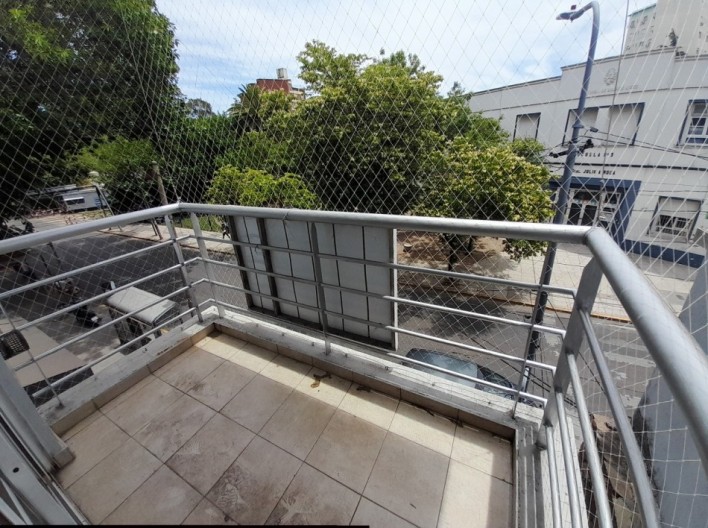 DEPTO 3 AMB AL FRENTE CON BALCON Y COCHERA. INMEJORABLE UBICACION.