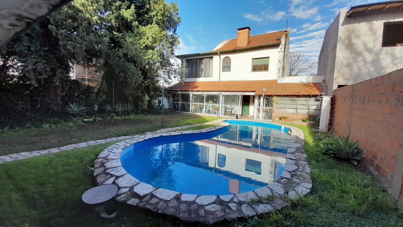 CHALET 6 AMB EN 2 PLANTAS S/LOTE DE 348M2. EXCELENTE UBICACION.