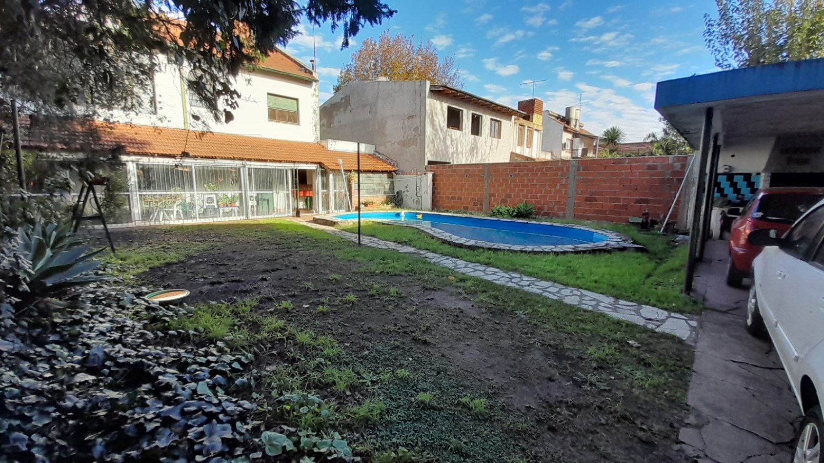 CHALET 6 AMB EN 2 PLANTAS S/LOTE DE 348M2. EXCELENTE UBICACION.