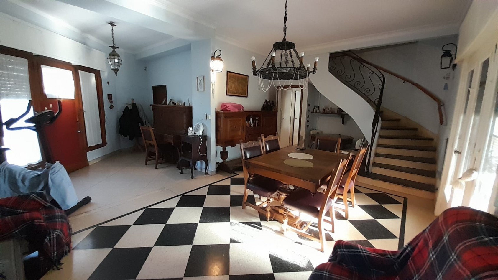 CHALET 6 AMB EN 2 PLANTAS S/LOTE DE 348M2. EXCELENTE UBICACION.