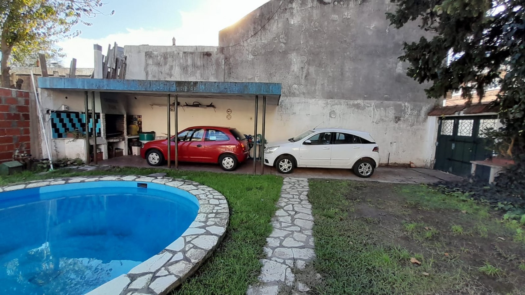 CHALET 6 AMB EN 2 PLANTAS S/LOTE DE 348M2. EXCELENTE UBICACION.