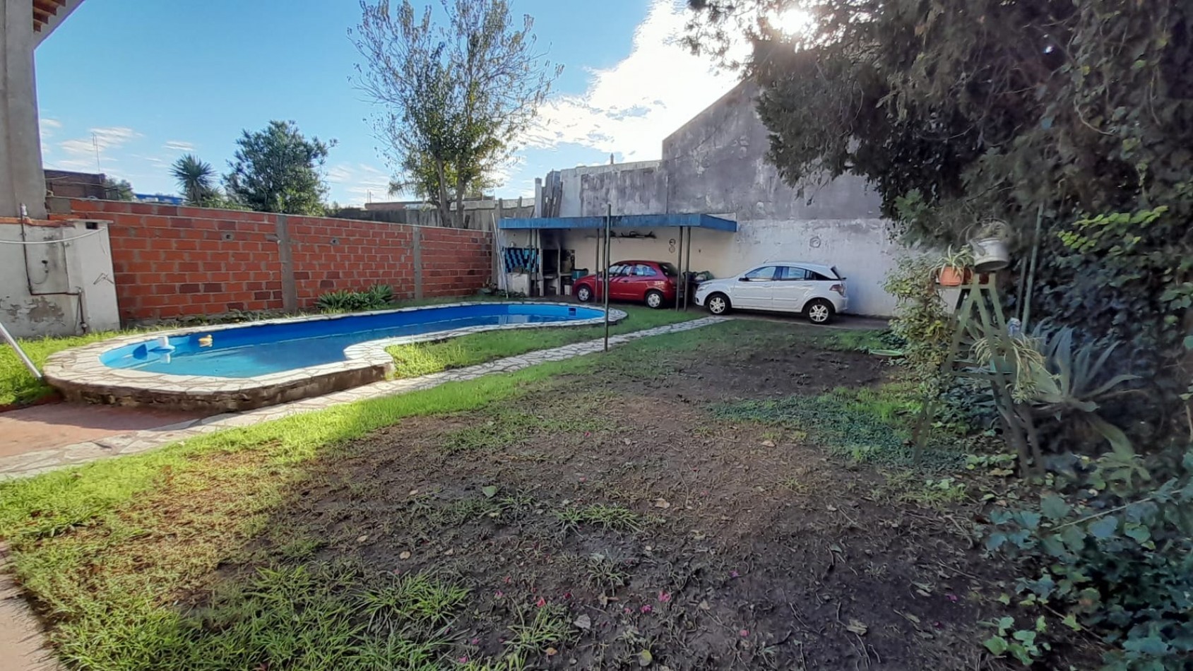 CHALET 6 AMB EN 2 PLANTAS S/LOTE DE 348M2. EXCELENTE UBICACION.