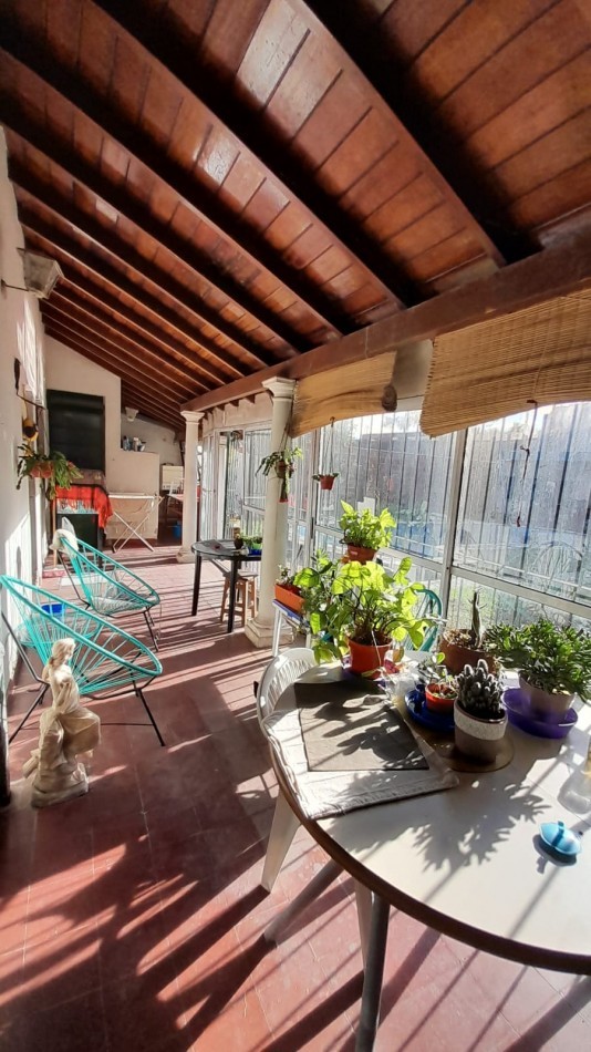 CHALET 6 AMB EN 2 PLANTAS S/LOTE DE 348M2. EXCELENTE UBICACION.