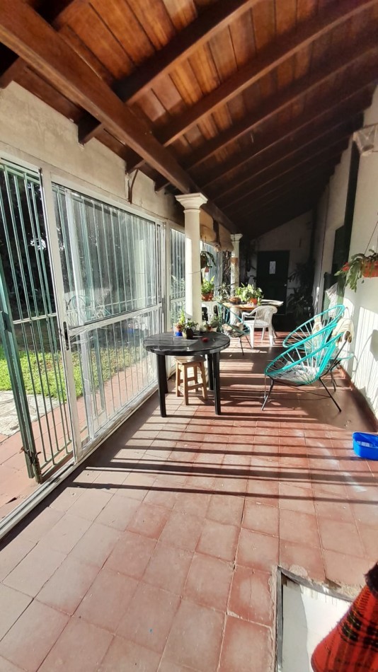 CHALET 6 AMB EN 2 PLANTAS S/LOTE DE 348M2. EXCELENTE UBICACION.